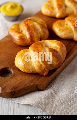 Soft Pretzel di base fatti in casa con senape, vista ad angolo basso. Primo piano. Foto Stock