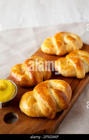 Soft Pretzel di base fatti in casa con senape, vista ad angolo basso. Spazio di copia. Foto Stock