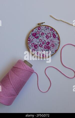 Multicolor coloratissimi fiori in legno lavorazione artigianale della  Polonia Foto stock - Alamy