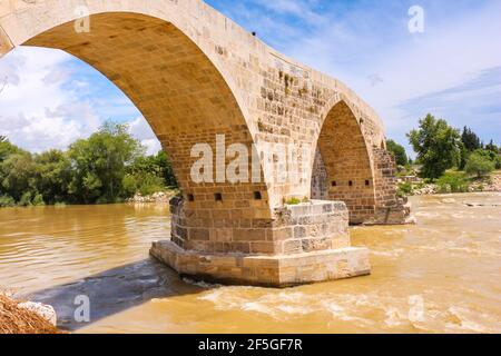 Ponte storico Aspendos l'Eurymedon un ponte tardo romano sul fiume Eurymedon, moderno Köprüçay, vicino Aspendos, in Pamphilia, nell'Anatolia meridionale. Foto Stock