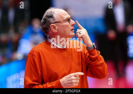 26-03-2021: Basketbal: Iraklis BC contro Ironi Ness Ziona: Den Bosch DEN BOSCH, PAESI BASSI - MARZO 26: Coach Brad Greenberg di Ironi Ness Ziona durante il Foto Stock