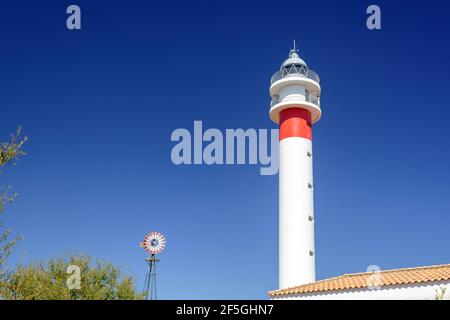 Faro accanto al millesimo giorno di sole a El Rompido, Huelva, Andalusia, Spagna Foto Stock