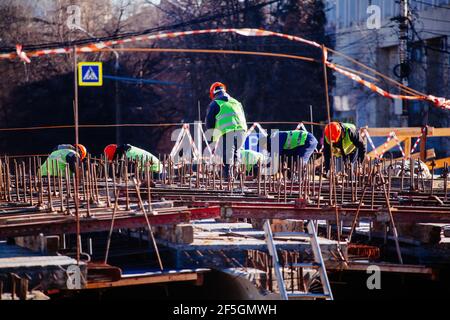 I lavoratori in caschi di protezione stanno riparando il ponte a Voronezh. Foto Stock