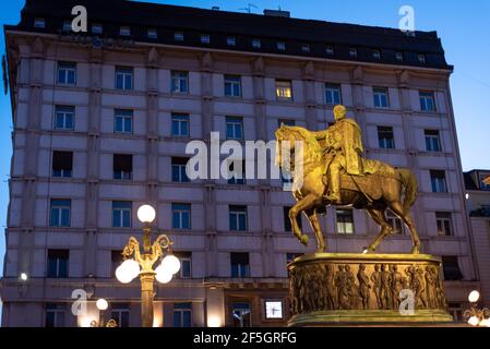 Belgrado, Serbia - 25 marzo 2021: Statua del principe serbo Mihailo Obrenovic nella Piazza della Repubblica di Belgrado, Serbia, eretta nel 1882 Foto Stock