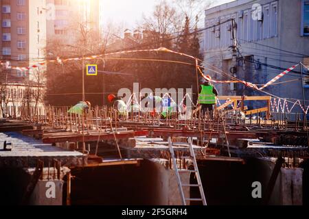 I lavoratori in caschi di protezione stanno riparando il ponte a Voronezh. Foto Stock