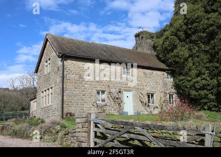 Eastwood Hall Cottage vicino Ashover che è stato costruito sul rovine storiche Foto Stock