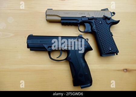 A Colt 45 auto e Beretta PX4 9 mm replica pistole Che sparano BBS o pellet da CO2 aria Foto Stock