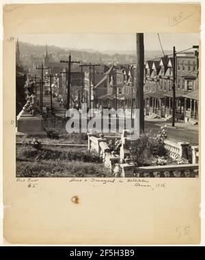 Via e cimitero a Betlemme, Pennsylvania. Walker Evans (cucina americana, 1903 - 1975) Foto Stock