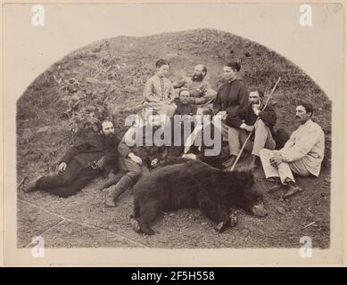 Ritratto di gruppo degli europei con l'orso morto. Sconosciuto Foto Stock