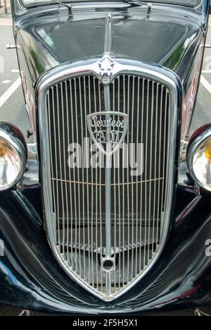 L'elegante berlina Peugeot 301, con griglia, logo e fari. Auto classica francese. Foto Stock