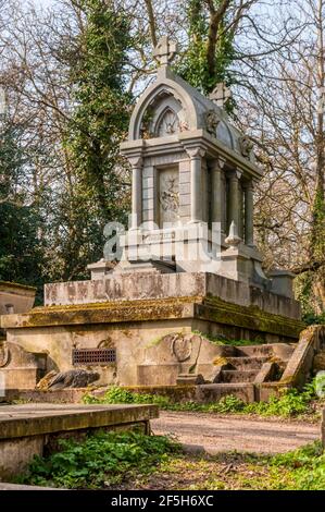 Tomba di John Allan, 1867 anni, è il monumento più costoso al cimitero Nunhead. Probabilmente progettato da suo figlio, si basa sulla tomba di Payava a Xanthos. Foto Stock