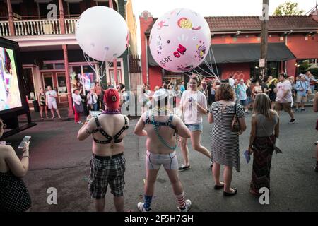 Costumi vivaci ed esuberanti manifestanti riempiono le strade del quartiere francese di New Orleans per celebrare la diversità e l'uguaglianza all'annuale Pride Parade Foto Stock