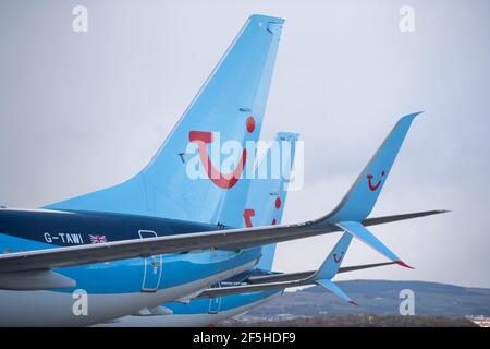 Glasgow, Scozia, Regno Unito. 26 Marzo 2021. NELLA FOTO: L'aereo da jet Sunwing visto nei colori Tui si trova sulla asfalto dell'aeroporto. TUI ha ridotto la sua capacità per quest'estate dal 80% al 75% del livello 2019, con le prenotazioni estive che sembrano essere in stallo, mentre l'operatore Tui ha descritto le prenotazioni come "incoraggianti" in occasione dell'assemblea generale annuale del gruppo (AGM) di ieri. La società ha riferito che le prenotazioni di gruppo per l'estate 2021 rimangono invariate a 2.8 milioni di euro, lo stesso dato riportato all'inizio di febbraio, lasciando le prenotazioni in calo del 60% rispetto al periodo comparabile del 2019. Credit: Colin Fisher/Alamy Live News Foto Stock