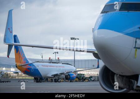 Glasgow, Scozia, Regno Unito. 26 Marzo 2021. NELLA FOTO: L'aereo da jet Sunwing visto nei colori Tui si trova sulla asfalto dell'aeroporto. TUI ha ridotto la sua capacità per quest'estate dal 80% al 75% del livello 2019, con le prenotazioni estive che sembrano essere in stallo, mentre l'operatore Tui ha descritto le prenotazioni come "incoraggianti" in occasione dell'assemblea generale annuale del gruppo (AGM) di ieri. La società ha riferito che le prenotazioni di gruppo per l'estate 2021 rimangono invariate a 2.8 milioni di euro, lo stesso dato riportato all'inizio di febbraio, lasciando le prenotazioni in calo del 60% rispetto al periodo comparabile del 2019. Credit: Colin Fisher/Alamy Live News Foto Stock