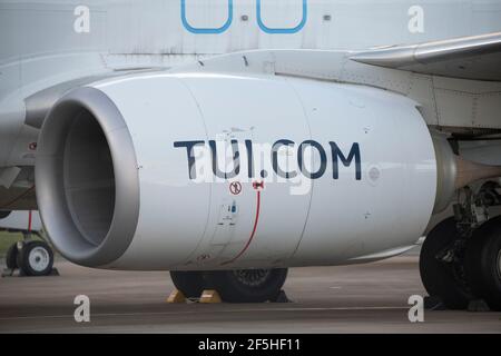 Glasgow, Scozia, Regno Unito. 26 Marzo 2021. NELLA FOTO: Aerei a reazione TUI a terra sulla asfalto dell'aeroporto di Glasgow. TUI ha ridotto la sua capacità per quest'estate dal 80% al 75% del livello 2019, con le prenotazioni estive che sembrano essere in stallo, mentre l'operatore Tui ha descritto le prenotazioni come "incoraggianti" in occasione dell'assemblea generale annuale del gruppo (AGM) di ieri. La società ha riferito che le prenotazioni di gruppo per l'estate 2021 rimangono invariate a 2.8 milioni di euro, lo stesso dato riportato all'inizio di febbraio, lasciando le prenotazioni in calo del 60% rispetto al periodo comparabile del 2019. Credit: Colin Fisher/Alamy Live News Foto Stock