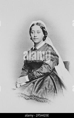 Regina Emma delle Hawaii, lunghezza di tre quarti, seduta, braccia ripiegate e poggiate sul giro, vignetta, copia in carbonio di una stampa originale in albume, fotografia carte-de-visite di Hughes & Mullins, Foto Stock