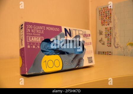 Scatola di guanti in nitrile per proteggere da Covid19 Foto Stock