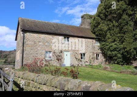Eastwood Hall Cottage vicino Ashover che è stato costruito sul rovine storiche Foto Stock