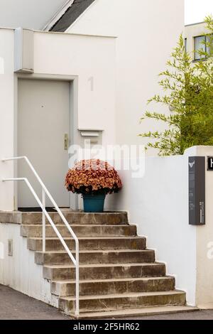 Stoccarda, Germania 10/3/2019 dettaglio di scalinata e porta d'ingresso a casa 33 della tenuta Weissenhof (tedesco: Weißenhofsiedlung). Scharoun Residence Foto Stock