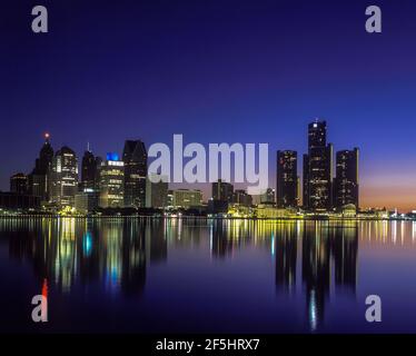 2003 SKYLINE DEL CENTRO STORICO DETROIT RIVER DETROIT MICHIGAN USA Foto Stock