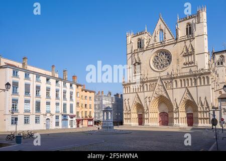 Piazza San Jean e la chiesa per il confinamento, Lione, Francia Foto Stock