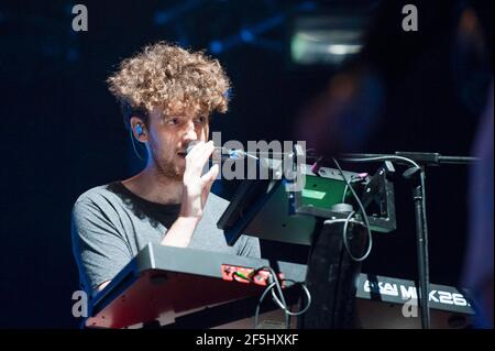 Jack Patterson di Clean Bandit gioca dal vivo sul palco come Parte della Summer Series alla Somerset House - Londra Foto Stock