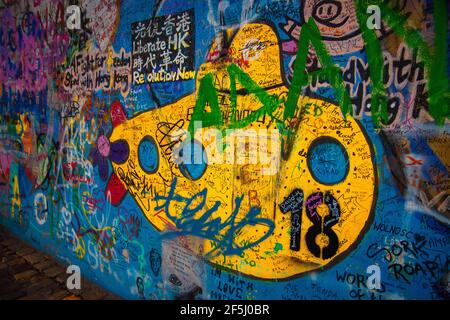 John Lennon´s muro graffiti druing Covid 19 pandemic - sottomarino giallo, a Praga, Repubblica Ceca, 5 gennaio 2020. (Foto CTK/Martin Macak Gregor) Foto Stock