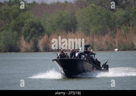 Granjeno, Texas USA, 26 marzo 2021. Indossando giubbotti antiproiettile, una delegazione di senatori repubblicani viaggia sul Rio Grande River a sud di Mission in un pesantemente armato Texas Department of Public Safety Gunboat. Durante il loro vorticoso tour del Texas meridionale, i 18 senatori hanno visto un centro di lavorazione dei migranti sovraffollato a Donna e un cadavere che galleggiava nel fiume a nord del Parco di Anzalduas. Credit: Bob Daemmrich/Alamy Live News Foto Stock