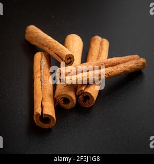 Bastoncini di cannella isolati su sfondo nero. Foto del cibo. Foto Stock