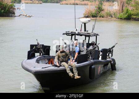 Granjeno, Texas USA, 26 marzo 2021. Una parte di una delegazione di diciotto senatori repubblicani degli Stati Uniti cavalcano il Rio Grande River a sud di Mission in un Texas Department of Public Safety Gunboat alla fine di un vortice tour del Texas meridionale. I senatori videro un centro di lavorazione dei migranti sovraffollato a Donna e un cadavere che galleggiava nel fiume a nord del Parco di Anzalduas. Credit: Bob Daemmrich/Alamy Live News Foto Stock