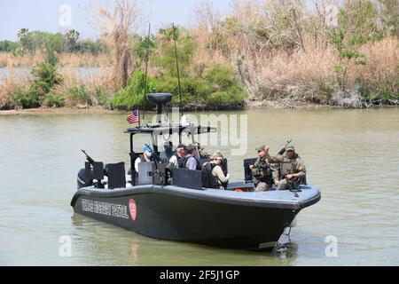 Granjeno, Texas USA, 26 marzo 2021. Una parte di una delegazione di diciotto senatori repubblicani degli Stati Uniti cavalcano il Rio Grande River a sud di Mission in un Texas Department of Public Safety Gunboat alla fine di un vortice tour del Texas meridionale. I senatori videro un centro di lavorazione dei migranti sovraffollato a Donna e un cadavere che galleggiava nel fiume a nord del Parco di Anzalduas. Credit: Bob Daemmrich/Alamy Live News Foto Stock