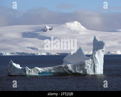 Residuo scolpito di un iceberg in Antartide Foto Stock