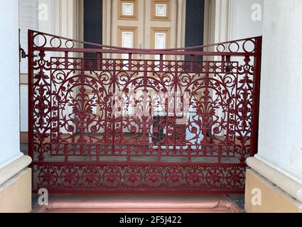 Particolare della porta di iton di fronte all'ingresso principale dell'ex edificio della Queensland National Bank, a Bundaberg, Queensland, Australia Foto Stock