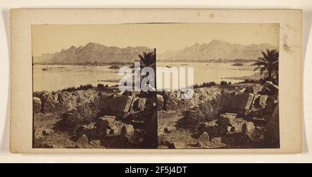 Pali di roccia vicino al corpo di acqua, albero di palma a destra. Francis Frith (inglese, 1822 - 1898) Foto Stock