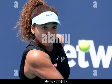 Miami Gardens, Stati Uniti. 26 Marzo 2021. Naomi Osaka dal Giappone restituisce il pallone ad Ajla Tolljanovic dall'Australia sul campo dello stadio al Miami Open presso l'Hard Rock Stadium di Miami Gardens, Florida, venerdì 26 marzo 2021. Foto di Gary i Rothstein/UPI Credit: UPI/Alamy Live News Foto Stock