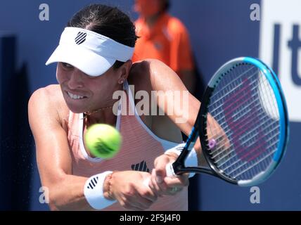 Miami Gardens, Stati Uniti. 26 Marzo 2021. Ajla Tomljanovic dall'Australia riporta il pallone a Naomi Osaka dal Giappone sul campo dello stadio al Miami Open presso l'Hard Rock Stadium di Miami Gardens, Florida, venerdì 26 marzo 2021. Foto di Gary i Rothstein/UPI Credit: UPI/Alamy Live News Foto Stock