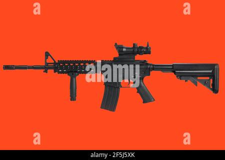 Fucile d'assalto con vista ottica e un'incurvata sul rosso sfondo Foto Stock