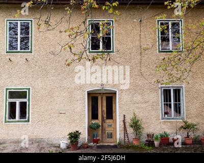 Questo ex Gasthaus di Yspertal è tipico dell'architettura della bassa Austria e del Waldviertel (quartiere forestale). Foto Stock