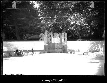 Puerta del Río de la casa de campo (Puerta del Rey) antes de las obras de ensanche - 1931. Foto Stock