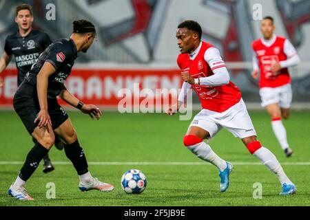 MAASTRICHT, PAESI BASSI - MARZO 26: Ruggero Mannes of Almere City FC, Joy Lance Mickels of MVV Maastricht durante la partita olandese di Keukenkampioendivisie Foto Stock