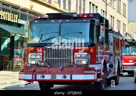 Chicago, Illinois, Stati Uniti. Camion antincendio che rispondono a una chiamata di fuoco 911 su Milwaukee Avenue nel quartiere di Wicker Park a Chicago. Foto Stock