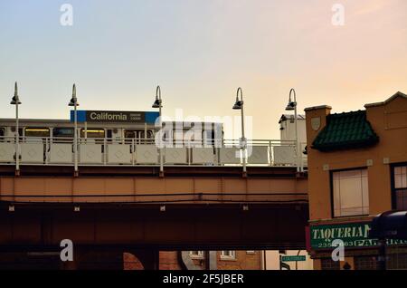 Chicago, Illinois, Stati Uniti. Un treno veloce CTA Blue Line presso la California Street L Station nel quartiere di Logan Square. Foto Stock