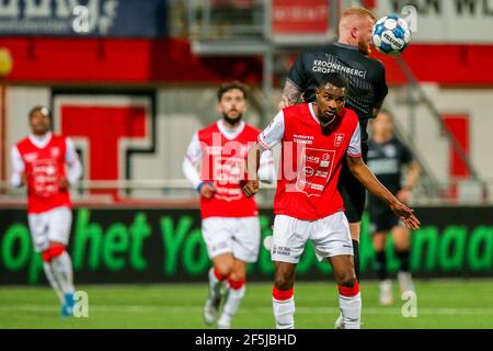 MAASTRICHT, PAESI BASSI - MARZO 26: Thomas Verheydt di Almere City FC, Brem Soumaoro di MVV Maastricht durante la partita olandese Keukenkampioendivisie BE Foto Stock