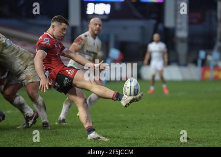 Gloucester, Regno Unito. 26 Marzo 2021. Charlie Chapman n. 22 di Gloucester Rugby dà il via alla palla a Gloucester, Regno Unito, il 26/2021. (Foto di Gareth Dalley/News Images/Sipa USA) Credit: Sipa USA/Alamy Live News Foto Stock