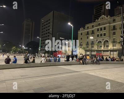 San Paolo, San Paolo, Brasile. 26 Marzo 2021. (INT) Sao Paulo in fase di emergenza tra COVID-19. 26 marzo 2021, Sao Paulo, Brasile: Movimento pesante di persone nel centro di Sao Paulo durante la fase di emergenza, con alcuni bar aperti lungo il viale Sao Joao e un grande agglomerato di persone a Anhangabau Valley tra COVID-19. Credit: LECO Viana /Thenews2 Credit: LECO Viana/TheNEWS2/ZUMA Wire/Alamy Live News Foto Stock