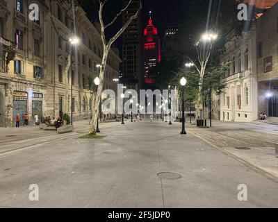 San Paolo, San Paolo, Brasile. 26 Marzo 2021. (INT) Sao Paulo in fase di emergenza tra COVID-19. 26 marzo 2021, Sao Paulo, Brasile: Movimento pesante di persone nel centro di Sao Paulo durante la fase di emergenza, con alcuni bar aperti lungo il viale Sao Joao e un grande agglomerato di persone a Anhangabau Valley tra COVID-19. Credit: LECO Viana /Thenews2 Credit: LECO Viana/TheNEWS2/ZUMA Wire/Alamy Live News Foto Stock