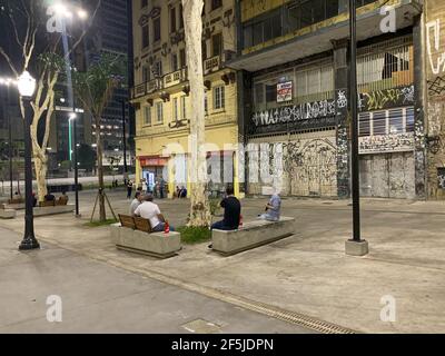 San Paolo, San Paolo, Brasile. 26 Marzo 2021. (INT) Sao Paulo in fase di emergenza tra COVID-19. 26 marzo 2021, Sao Paulo, Brasile: Movimento pesante di persone nel centro di Sao Paulo durante la fase di emergenza, con alcuni bar aperti lungo il viale Sao Joao e un grande agglomerato di persone a Anhangabau Valley tra COVID-19. Credit: LECO Viana /Thenews2 Credit: LECO Viana/TheNEWS2/ZUMA Wire/Alamy Live News Foto Stock