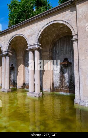 Brunnen Arcade im öffentlichen Wasserparadies nel Baden-Baden Foto Stock