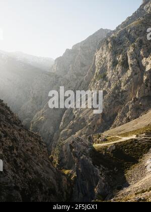 Vista panoramica della gola valle canyon sentiero escursionistico percorso Senda del Cares in Picos de Europa montagna Poncebos a Cain in Leon Asturias, SPAI Foto Stock