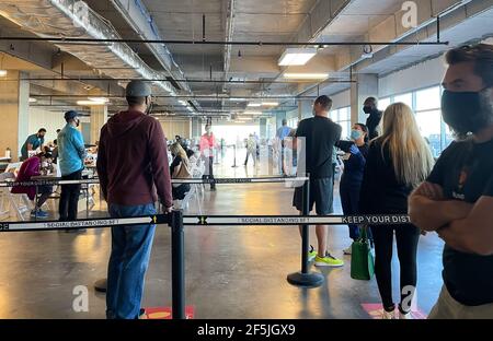 Frisco TX, USA - 26 marzo 2021: Visione interna di persone in attesa di coda per ottenere il vaccino COVID-19 Foto Stock